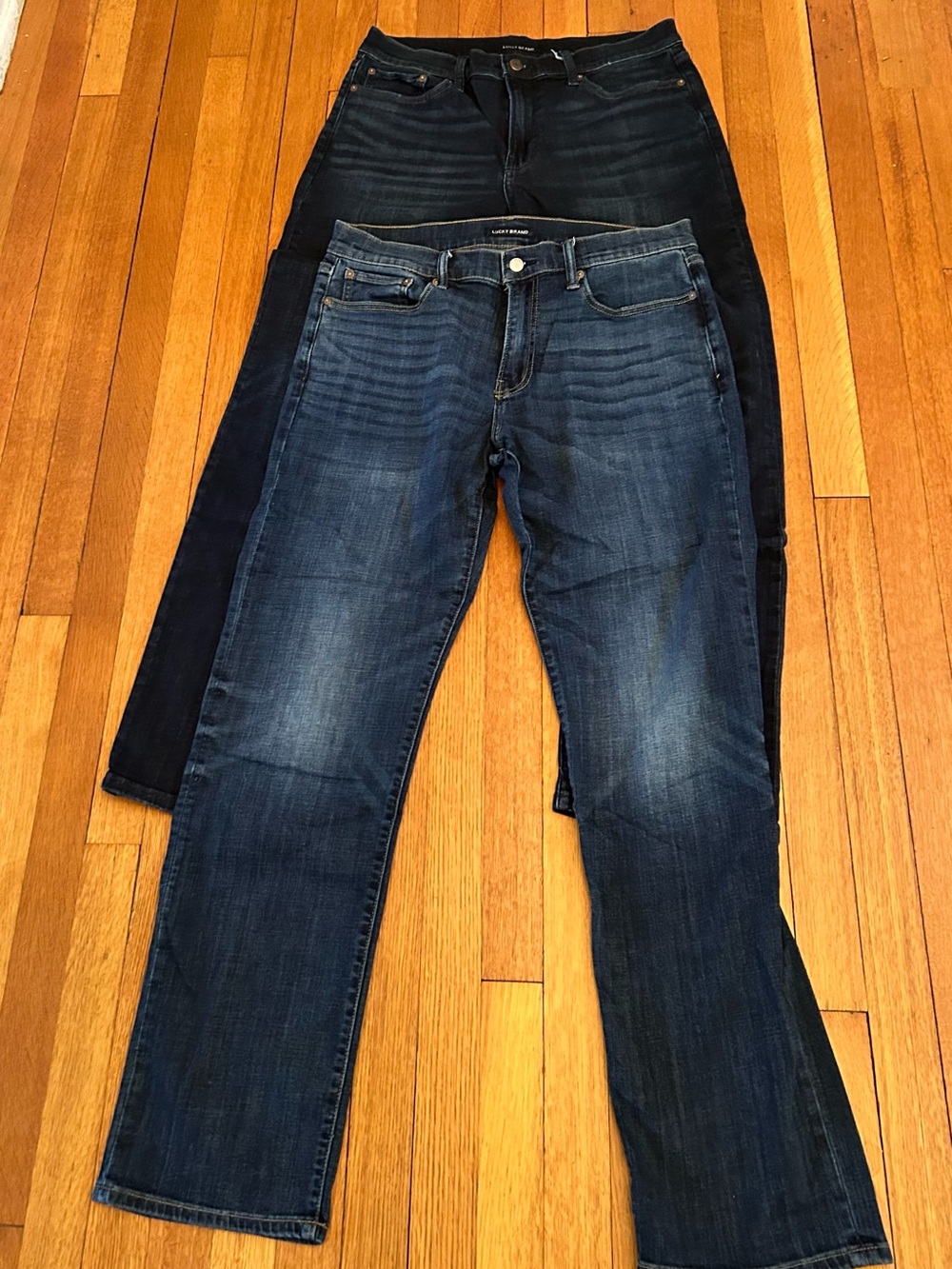 2 pair- Men’s Lucky Brand Straight Leg Jeans- Dark Blue and Medium Blue Denim